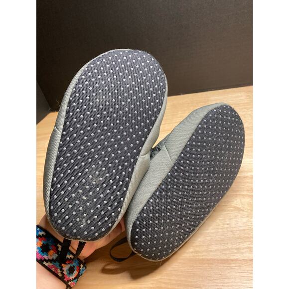 The North Face Boys size 12-1.5 Blue w/Gray Puffer Slippers. Pre-Owned - Picture 5 of 6